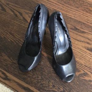 Leather peep toe black pumps